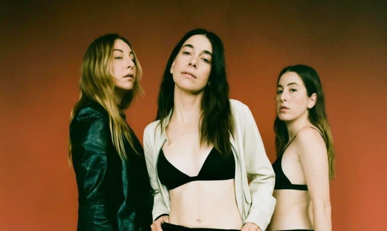 A picture of HAIM.