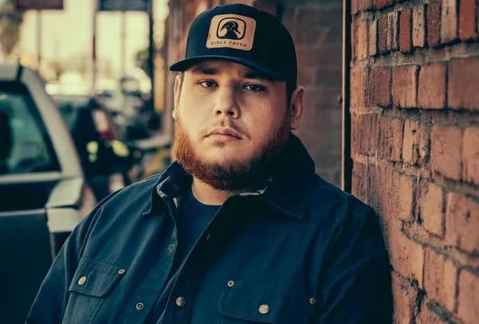 A picture of Luke Combs.